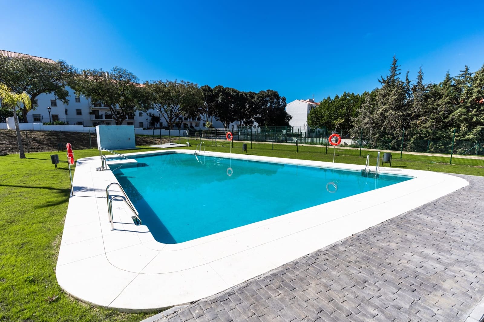 2 bedroom Apartment for sale in Estepona with pool garage - € 420,000 (Ref: 9711125)