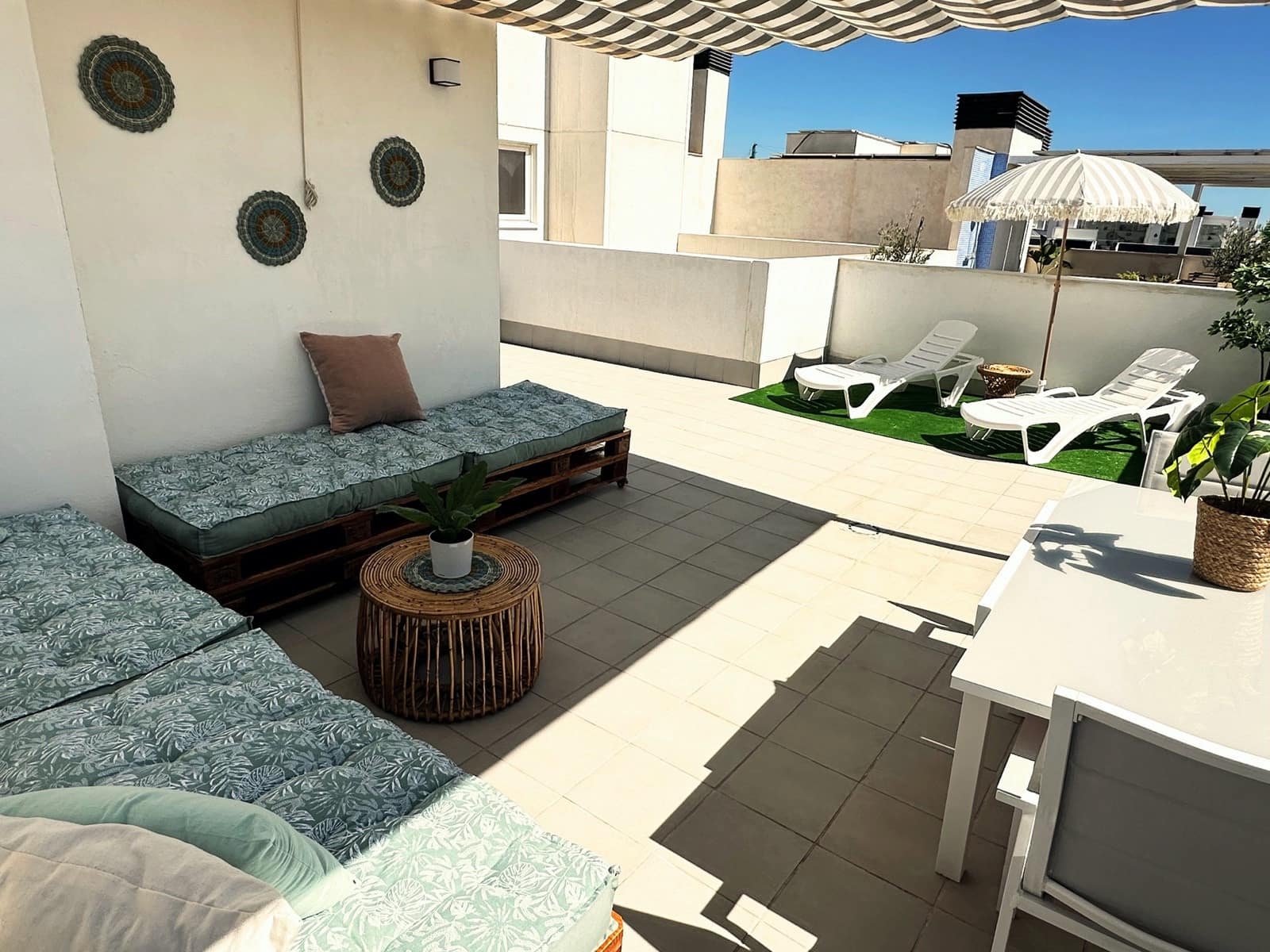 3 bedroom Penthouse for sale in Estepona with pool garage - € 759,000 (Ref: 9726384)