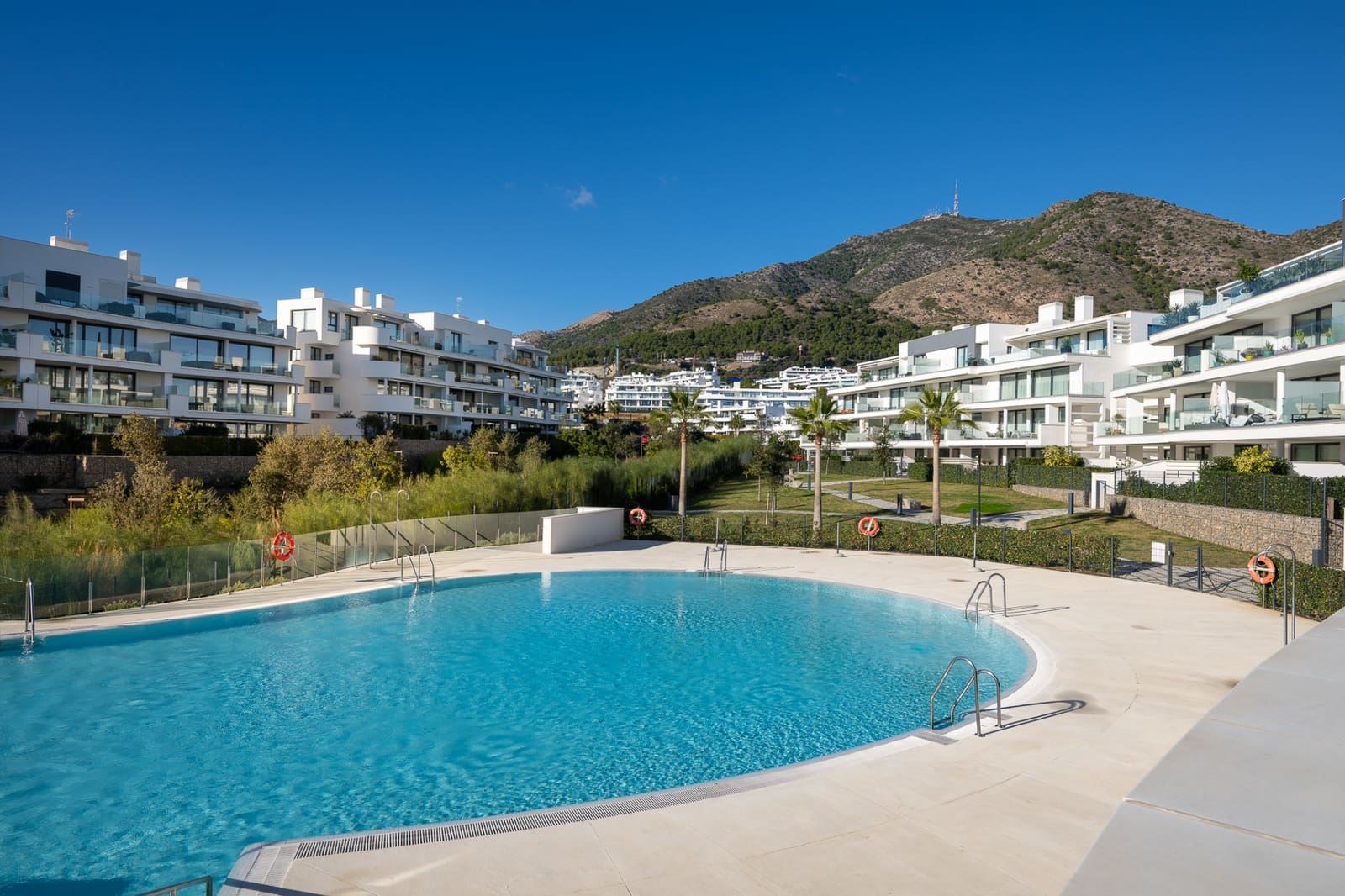 2 bedroom Apartment for sale in Fuengirola with pool garage - € 649,000 (Ref: 9726387)