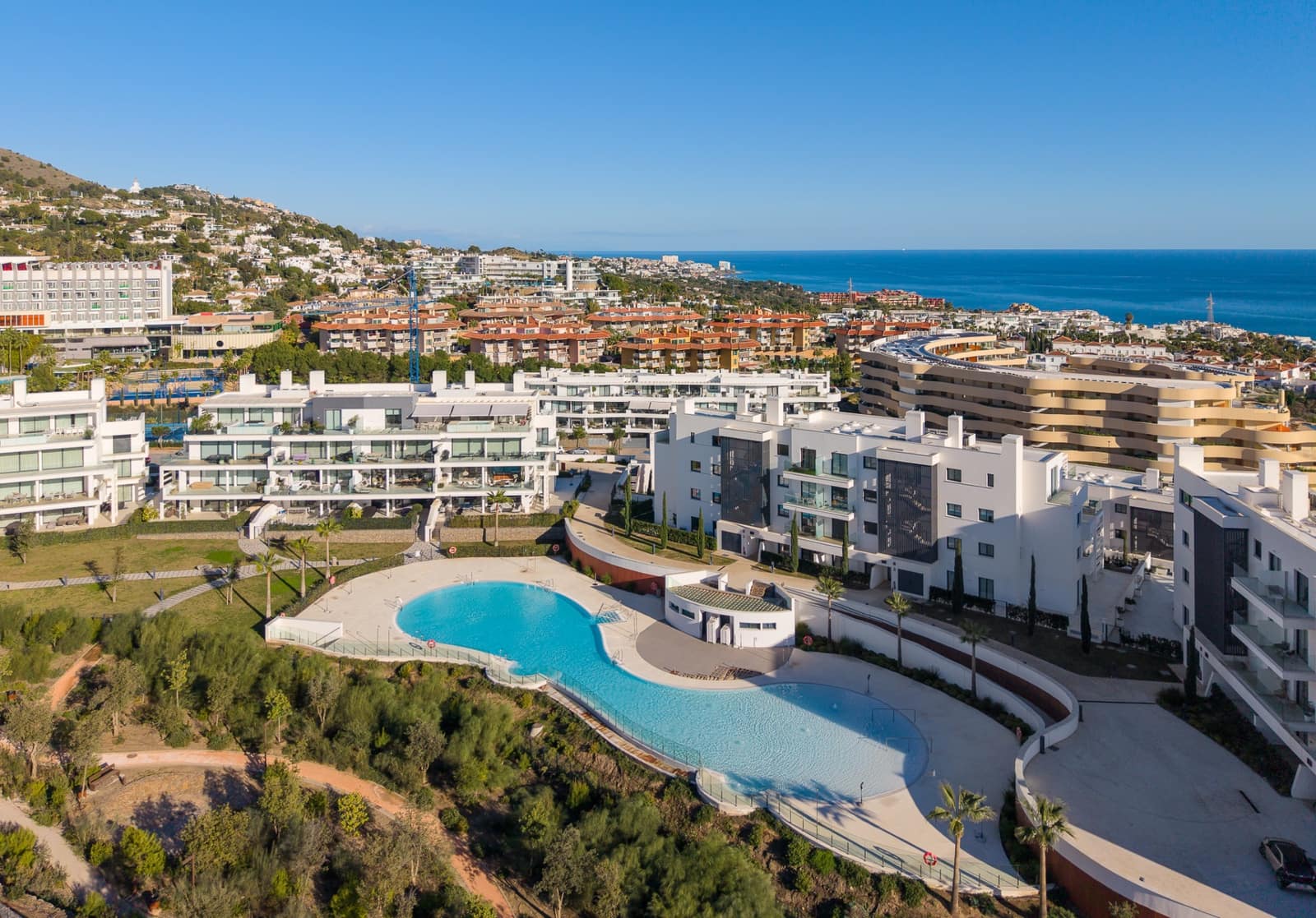 2 bedroom Apartment for sale in Fuengirola with pool garage - € 649,000 (Ref: 9726387)