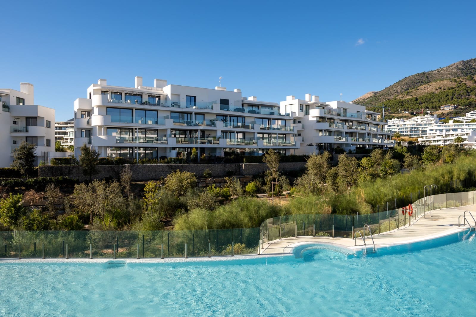 2 bedroom Apartment for sale in Fuengirola with pool garage - € 649,000 (Ref: 9726387)