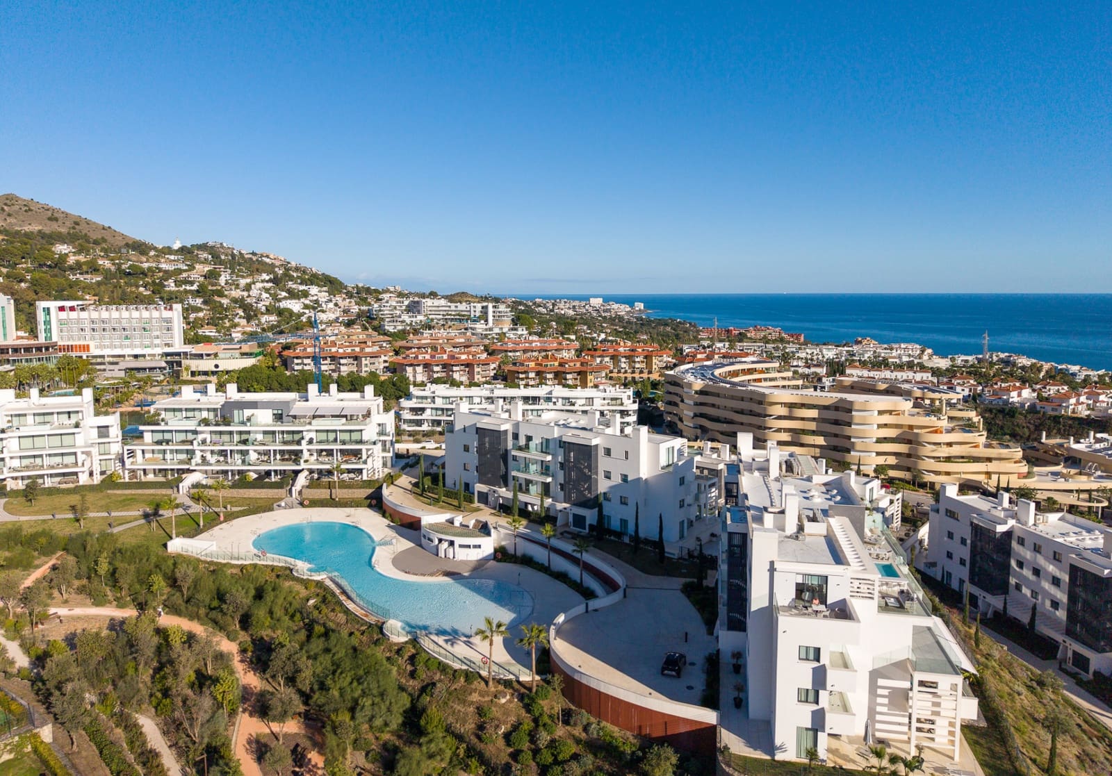 2 bedroom Apartment for sale in Fuengirola with pool garage - € 649,000 (Ref: 9726387)
