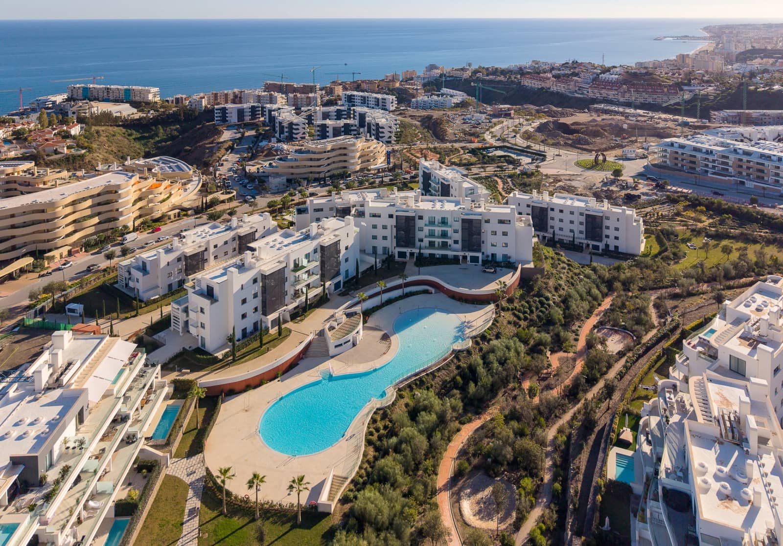 2 bedroom Apartment for sale in Fuengirola with pool garage - € 649,000 (Ref: 9726387)