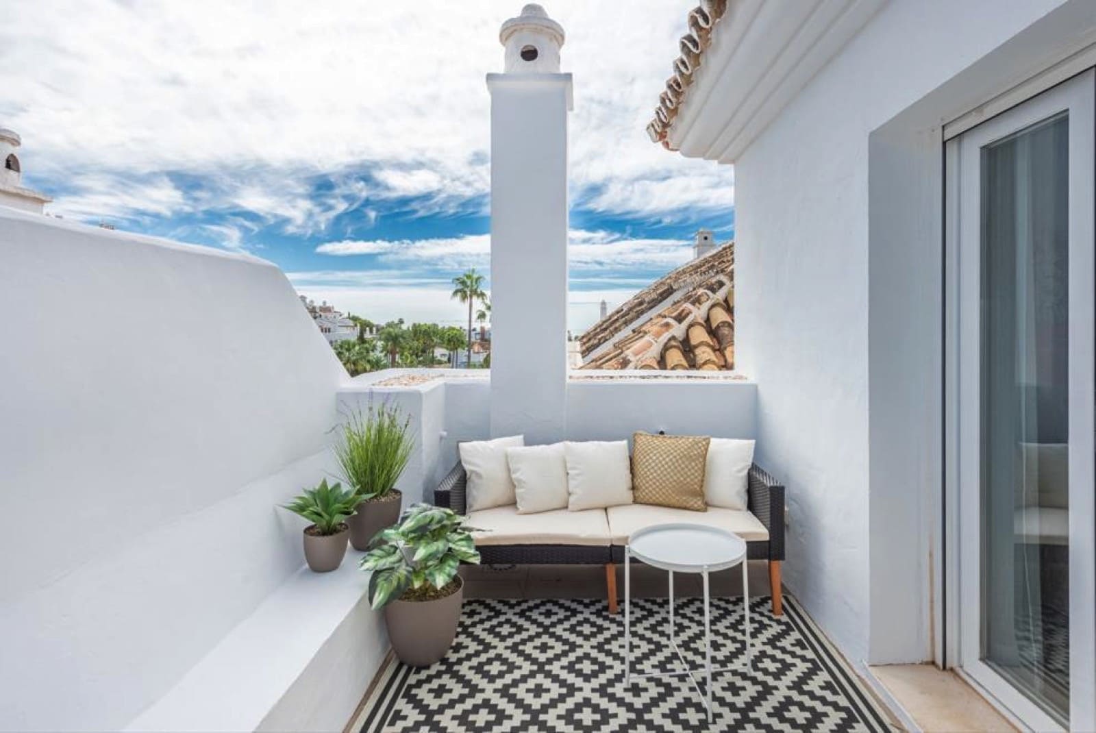 2 bedroom Penthouse for sale in Nueva Andalucia with pool garage - € 595,000 (Ref: 9731687)