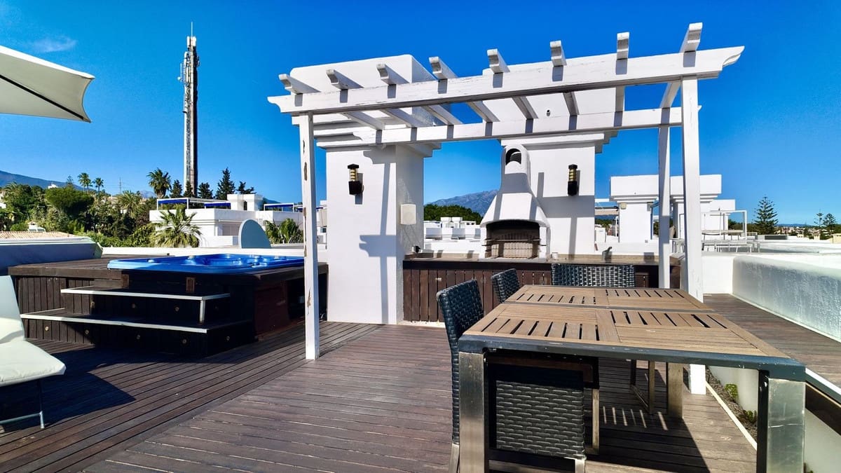 2 sypialnia Penthouse na sprzedaż w El Paraiso z basenem garażem - 395 000 € (Ref: 9788159)