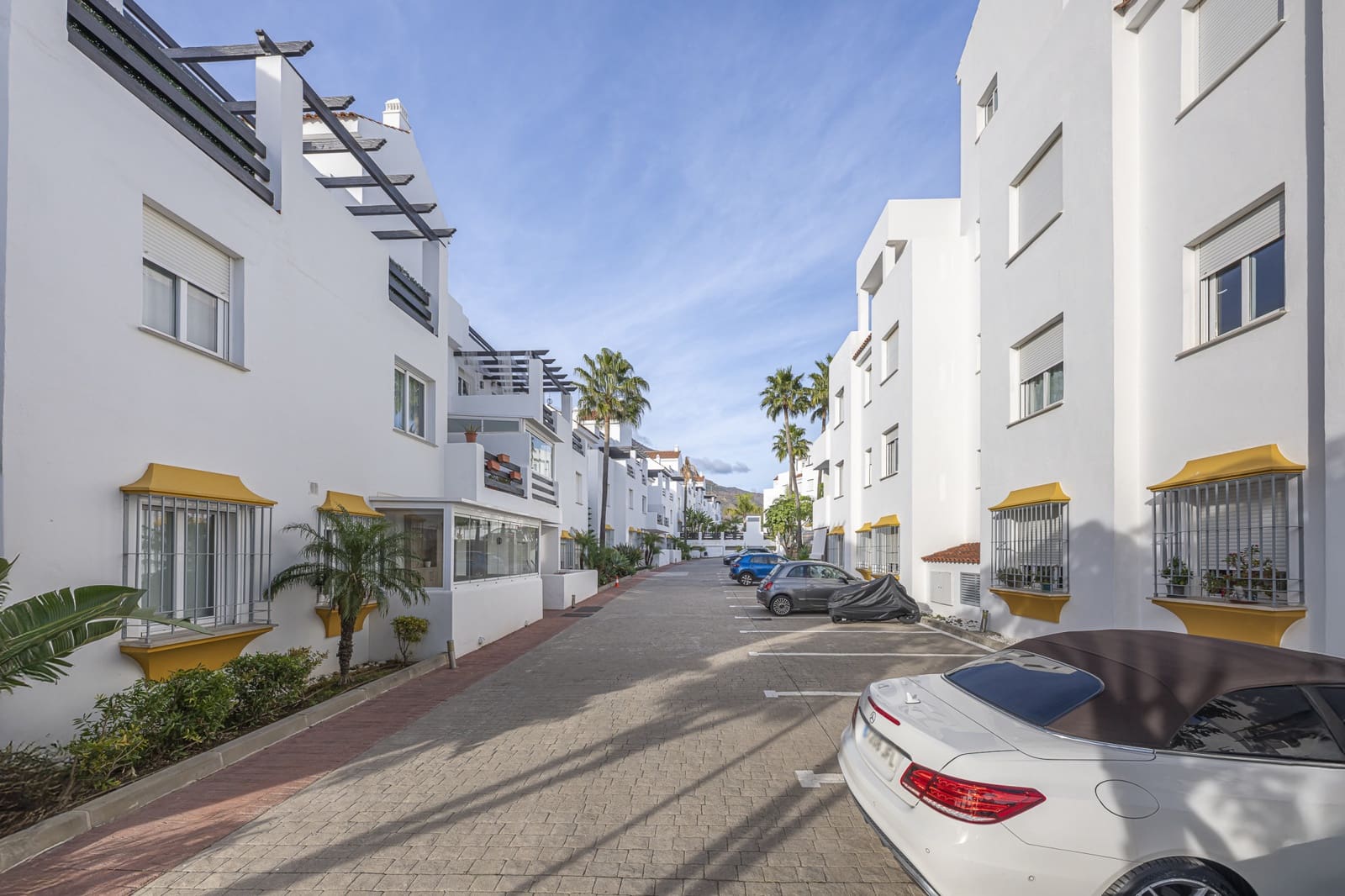 2 bedroom Apartment for sale in Estepona with pool garage - € 324,999 (Ref: 9790277)