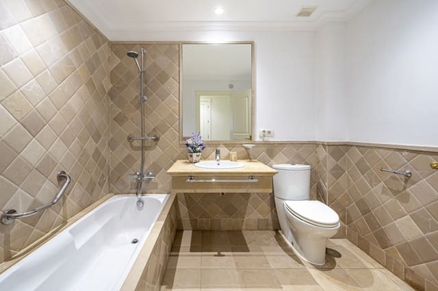 2 slaapkamer Appartement te koop in Estepona met zwembad garage - € 579.000 (Ref: 9798722)