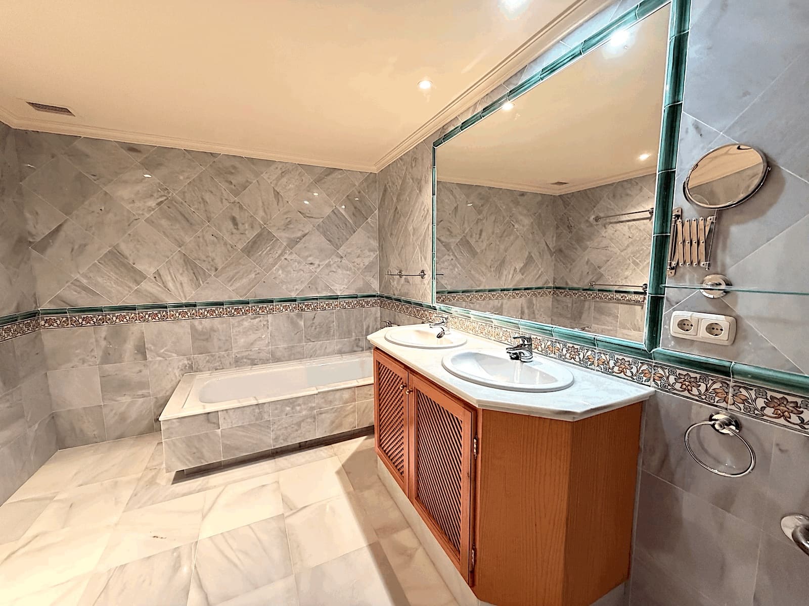 2 slaapkamer Appartement te koop in Monte Halcones met zwembad garage - € 565.000 (Ref: 9822033)
