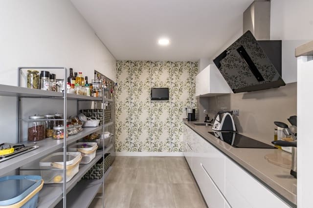3 soveværelse Semi-Rækkehus til salg i San Pedro de Alcantara, Marbella med swimmingpool garage - € 899.000 (Ref: 9830734)
