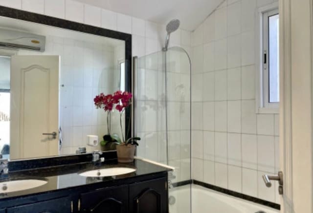 2 soverom Penthouse til salgs i Marbella med svømmebasseng garasje - € 650 000 (Ref: 9835231)