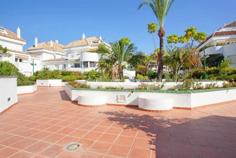 2 bedroom Penthouse for sale in Marbella with pool garage - € 650,000 (Ref: 9835231)