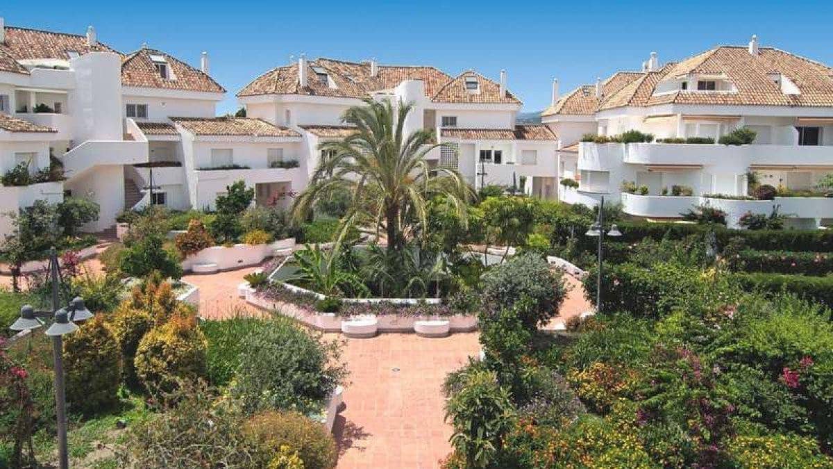 2 bedroom Penthouse for sale in Marbella with pool garage - € 650,000 (Ref: 9835231)