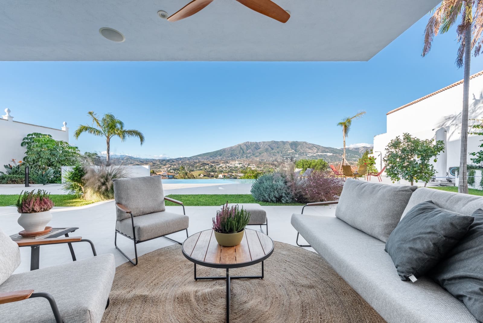 3 bedroom Villa for sale in Mijas Costa with pool garage - € 1,895,000 (Ref: 9851523)
