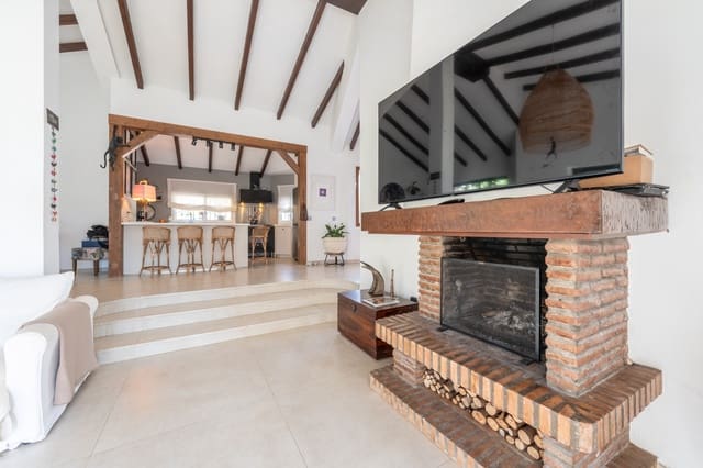 Chalet de 4 habitaciones en Atalaya-Isdabe, Estepona en venta con piscina garaje - 1.495.000 € (Ref: 9851527)