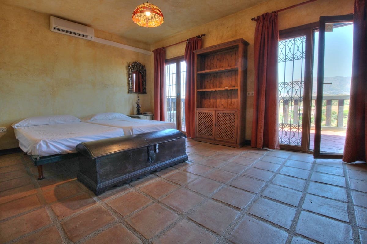 4 soveværelse Finca/Landehus til salg i Mijas Costa med swimmingpool garage - € 1.195.000 (Ref: 9851531)