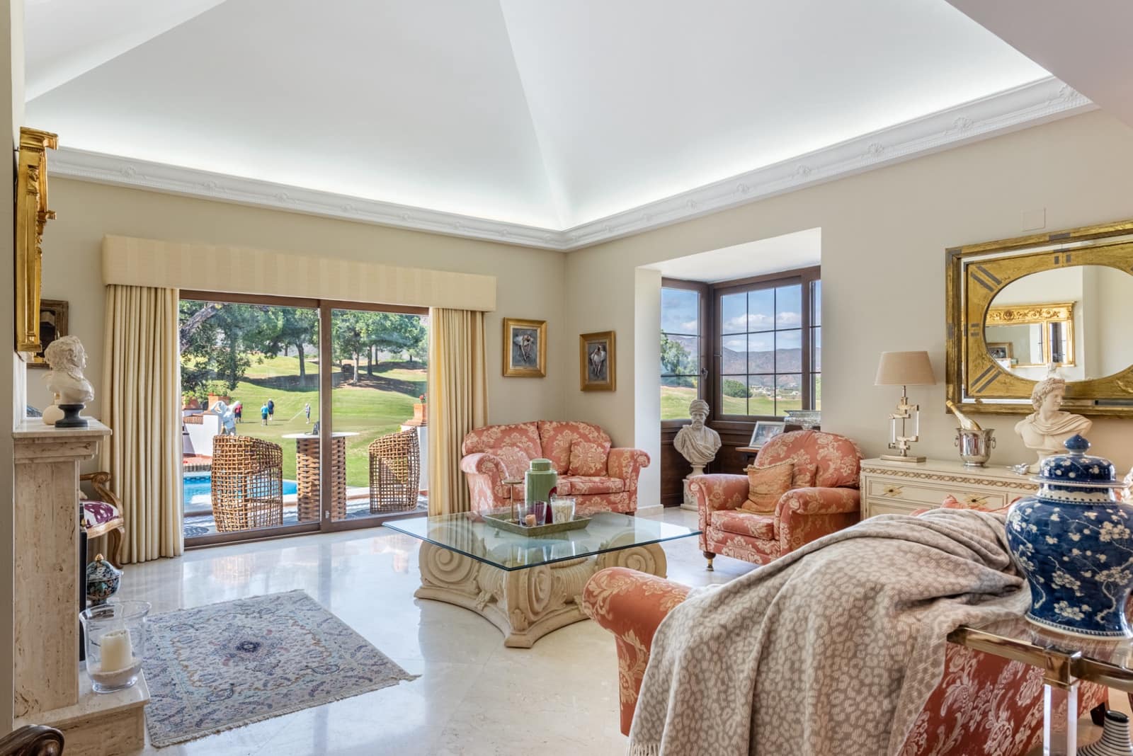 4 bedroom Villa for sale in Mijas Costa with pool garage - € 1,899,500 (Ref: 9851535)