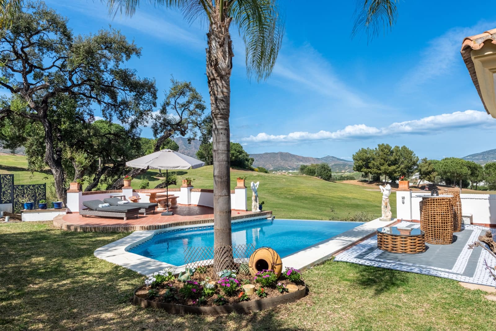 4 bedroom Villa for sale in Mijas Costa with pool garage - € 1,899,500 (Ref: 9851535)