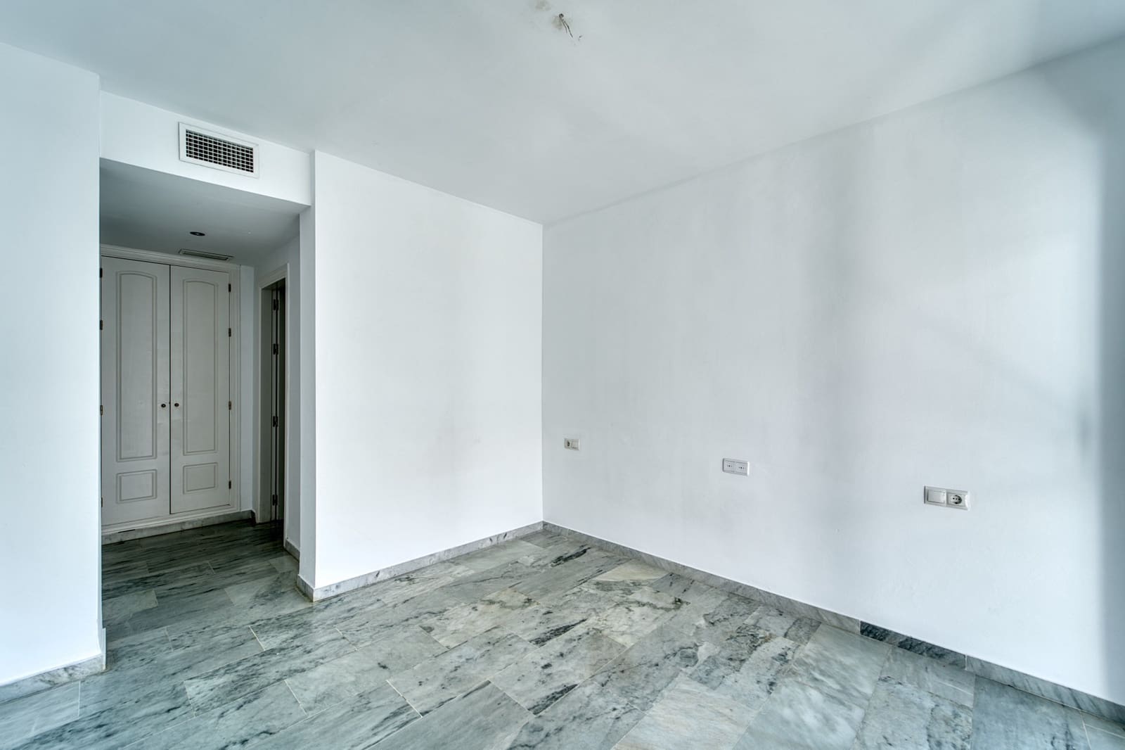 5 soveværelse Penthouse til salg i Guadalmina med swimmingpool garage - € 1.320.000 (Ref: 9851536)