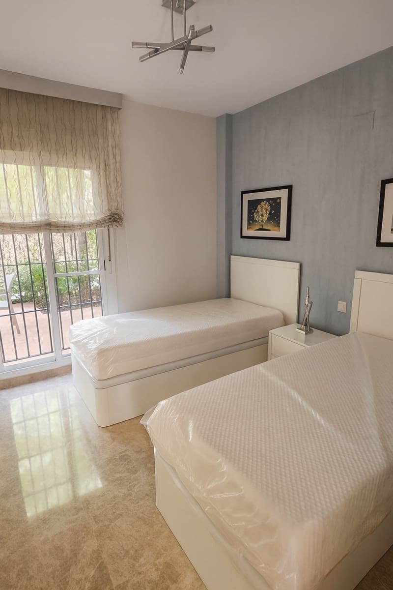 2 bedroom Apartment for sale in Marbella with pool garage - € 570,000 (Ref: 9854977)