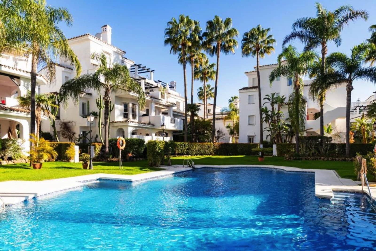 2 bedroom Apartment for sale in Marbella with pool garage - € 570,000 (Ref: 9854977)
