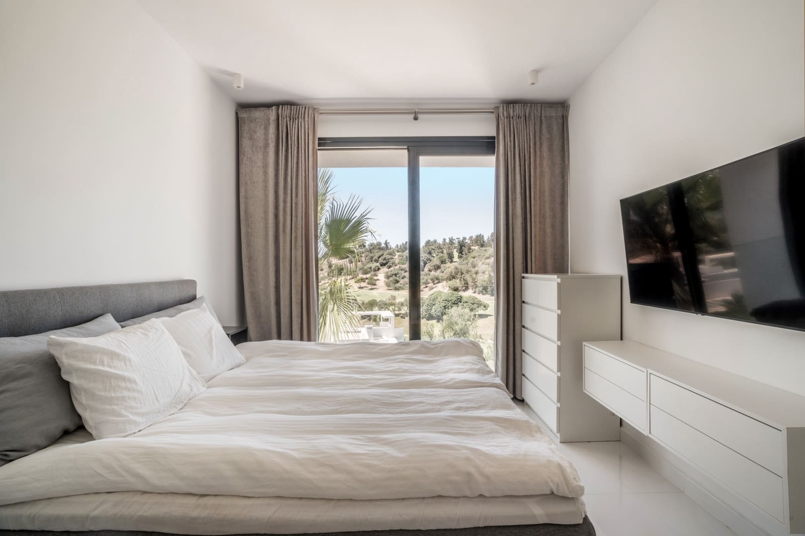 2 bedroom Penthouse for sale in Benahavis with pool garage - € 795,000 (Ref: 9864055)