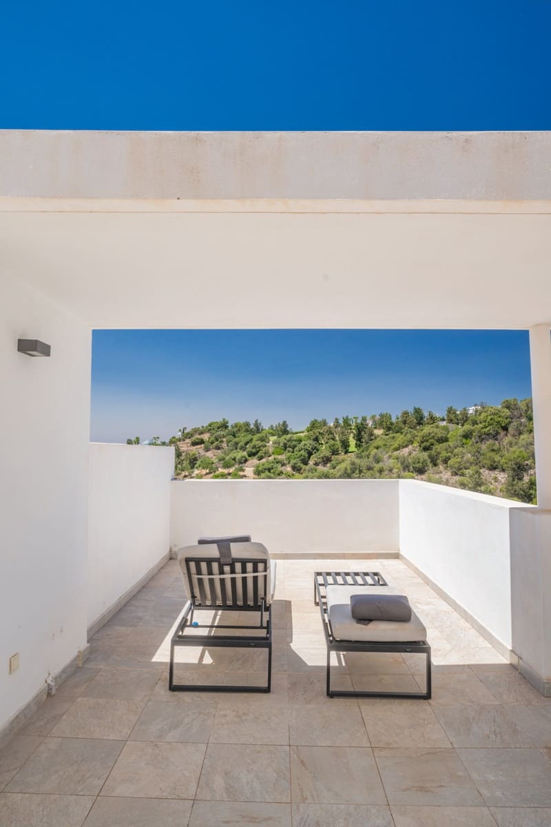 2 bedroom Penthouse for sale in Benahavis with pool garage - € 795,000 (Ref: 9864055)