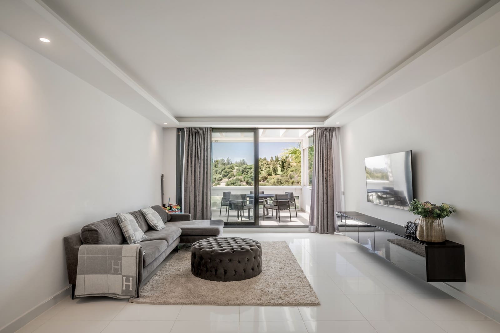 2 bedroom Penthouse for sale in Benahavis with pool garage - € 795,000 (Ref: 9864055)