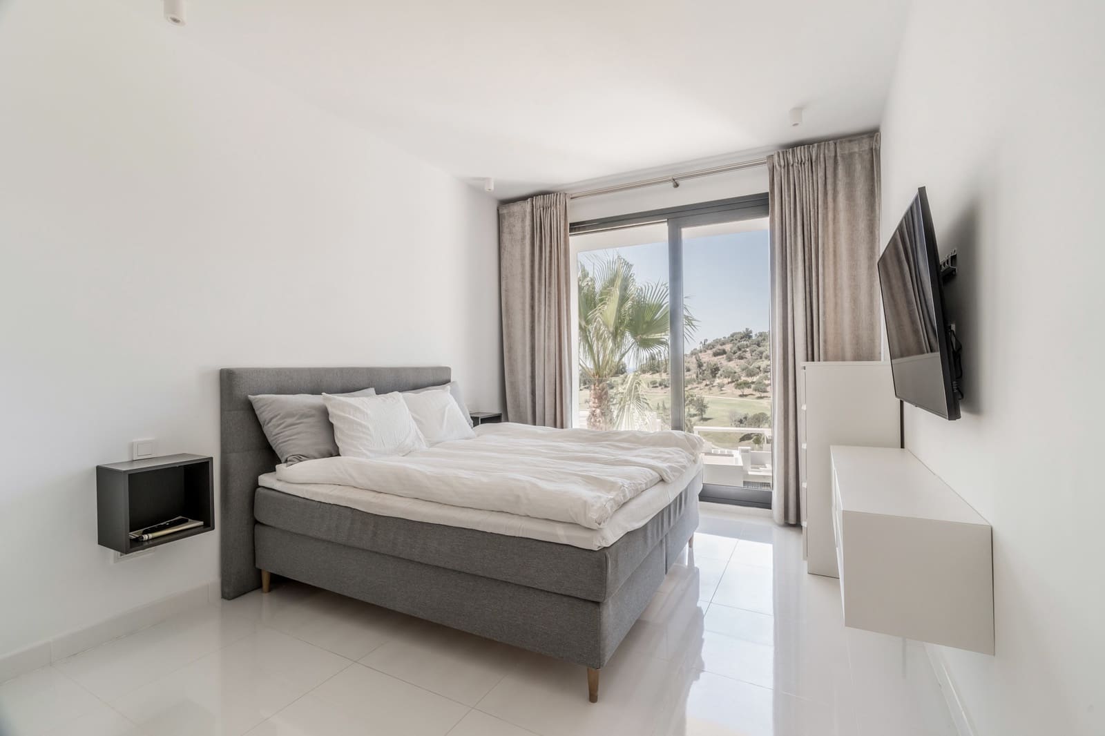 2 bedroom Penthouse for sale in Benahavis with pool garage - € 795,000 (Ref: 9864055)