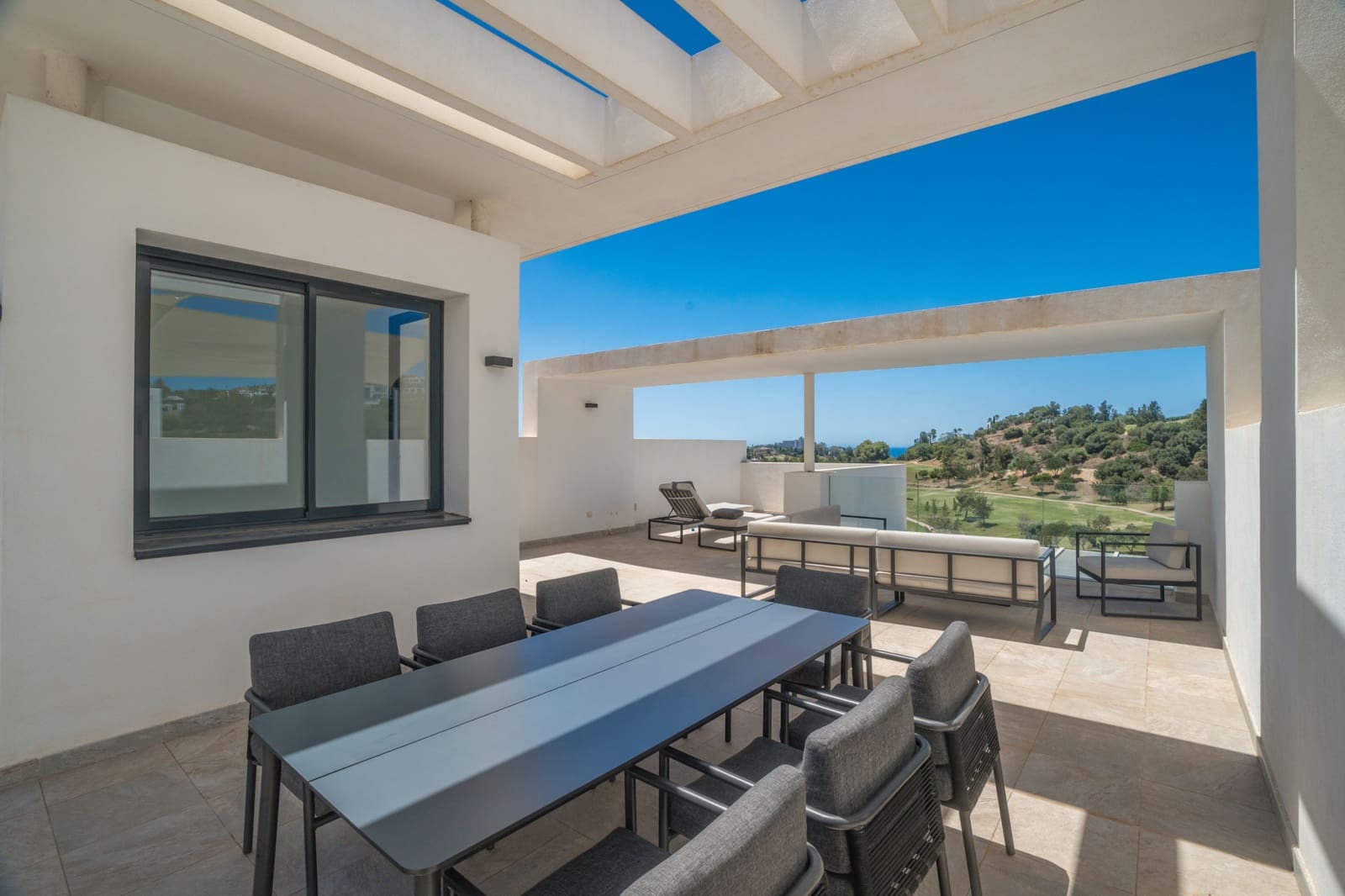 2 bedroom Penthouse for sale in Benahavis with pool garage - € 795,000 (Ref: 9864055)