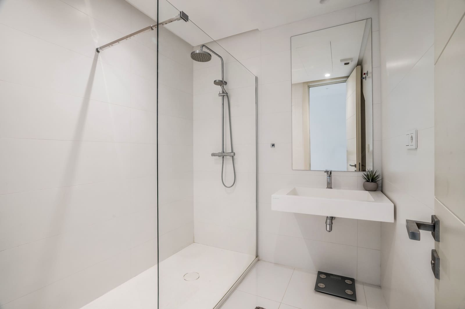 2 bedroom Penthouse for sale in Benahavis with pool garage - € 795,000 (Ref: 9864055)