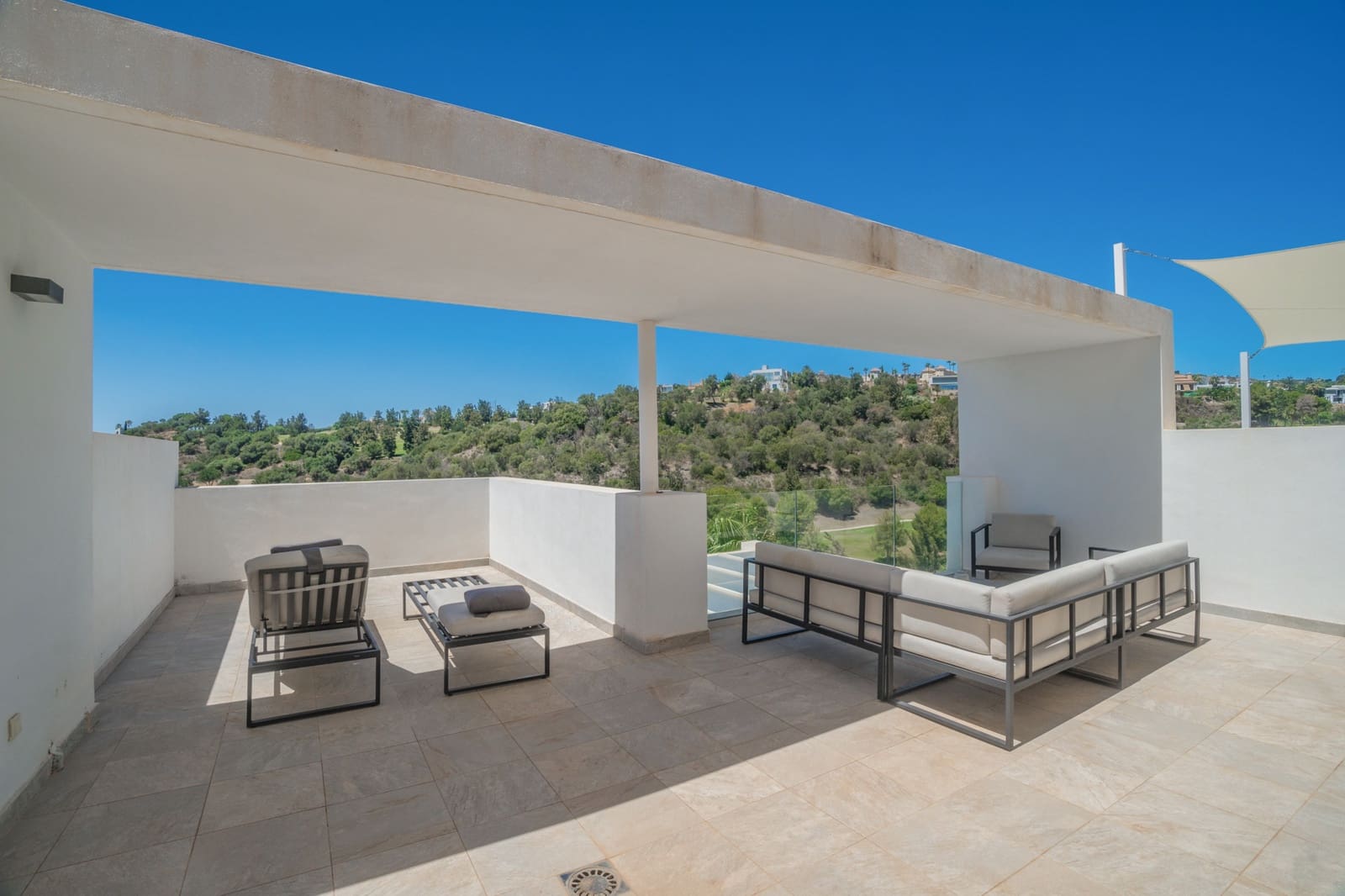 2 bedroom Penthouse for sale in Benahavis with pool garage - € 795,000 (Ref: 9864055)