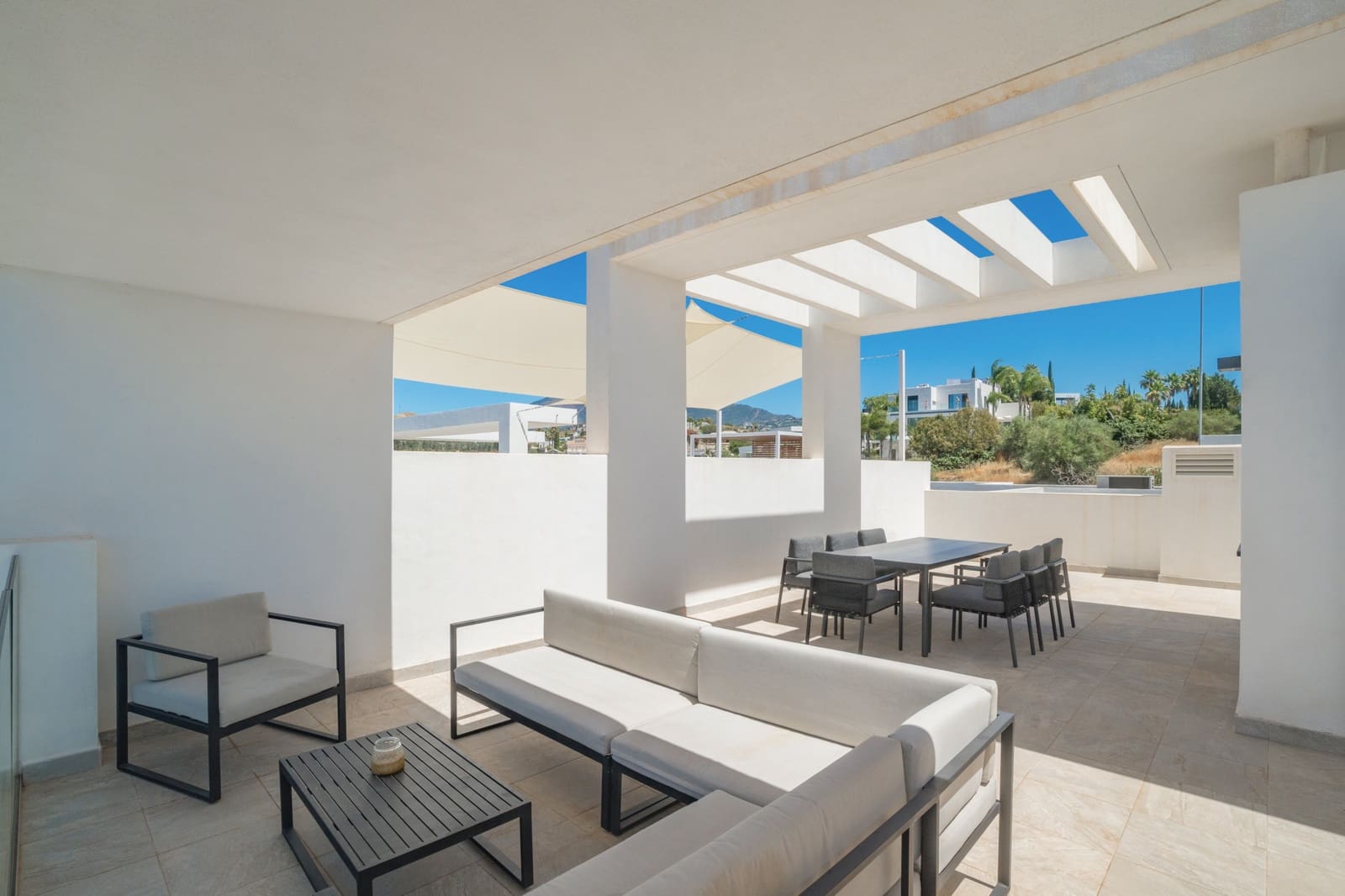 2 bedroom Penthouse for sale in Benahavis with pool garage - € 795,000 (Ref: 9864055)