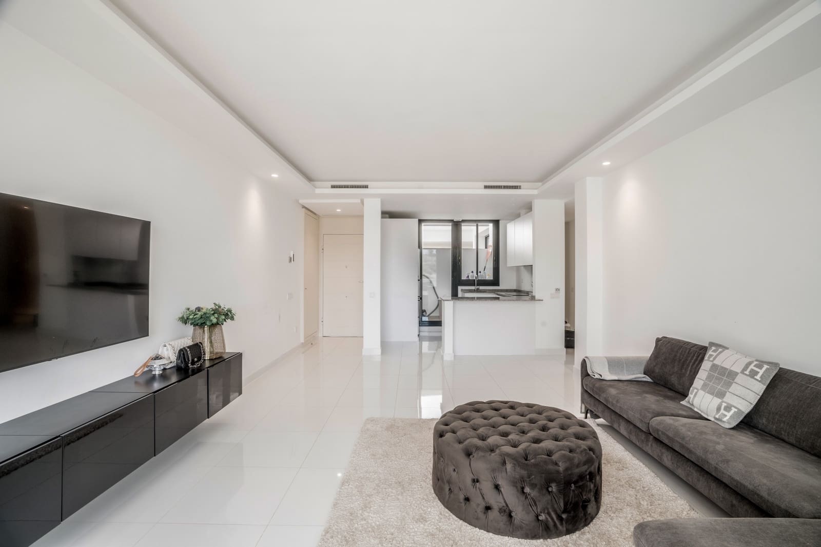 2 bedroom Penthouse for sale in Benahavis with pool garage - € 795,000 (Ref: 9864055)