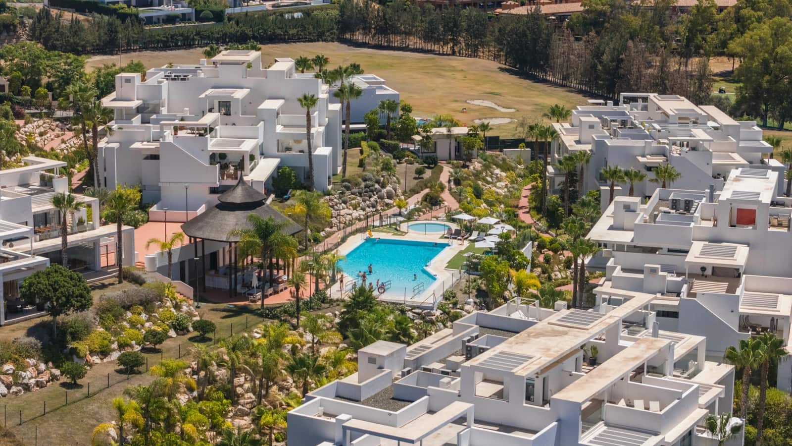 2 bedroom Penthouse for sale in Benahavis with pool garage - € 795,000 (Ref: 9864055)