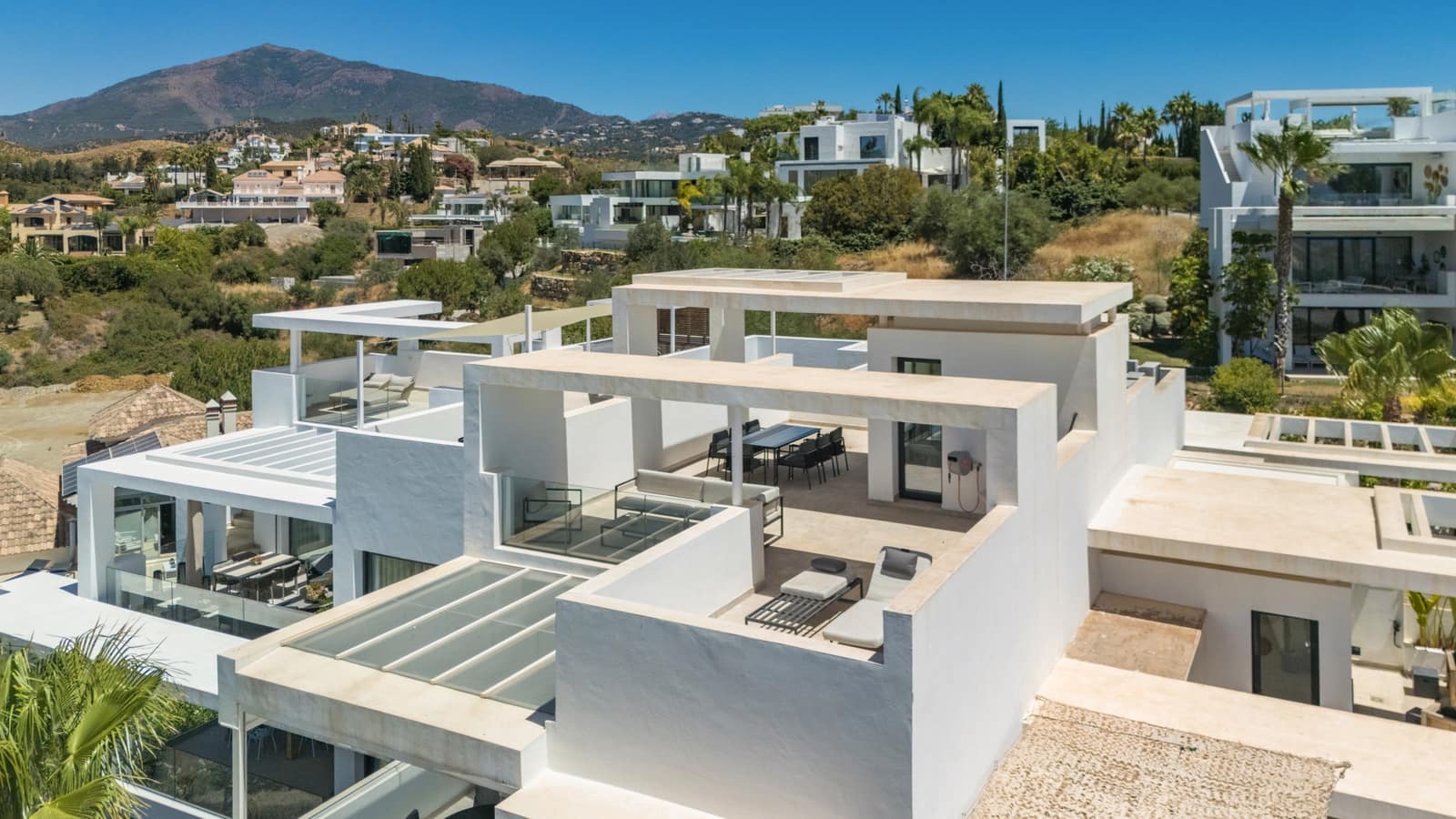 2 bedroom Penthouse for sale in Benahavis with pool garage - € 795,000 (Ref: 9864055)