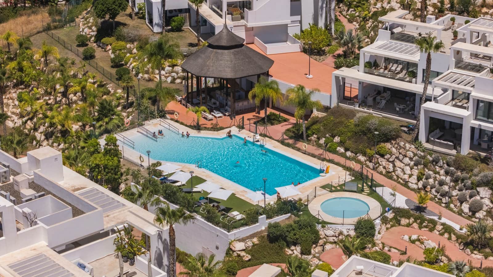2 bedroom Penthouse for sale in Benahavis with pool garage - € 795,000 (Ref: 9864055)