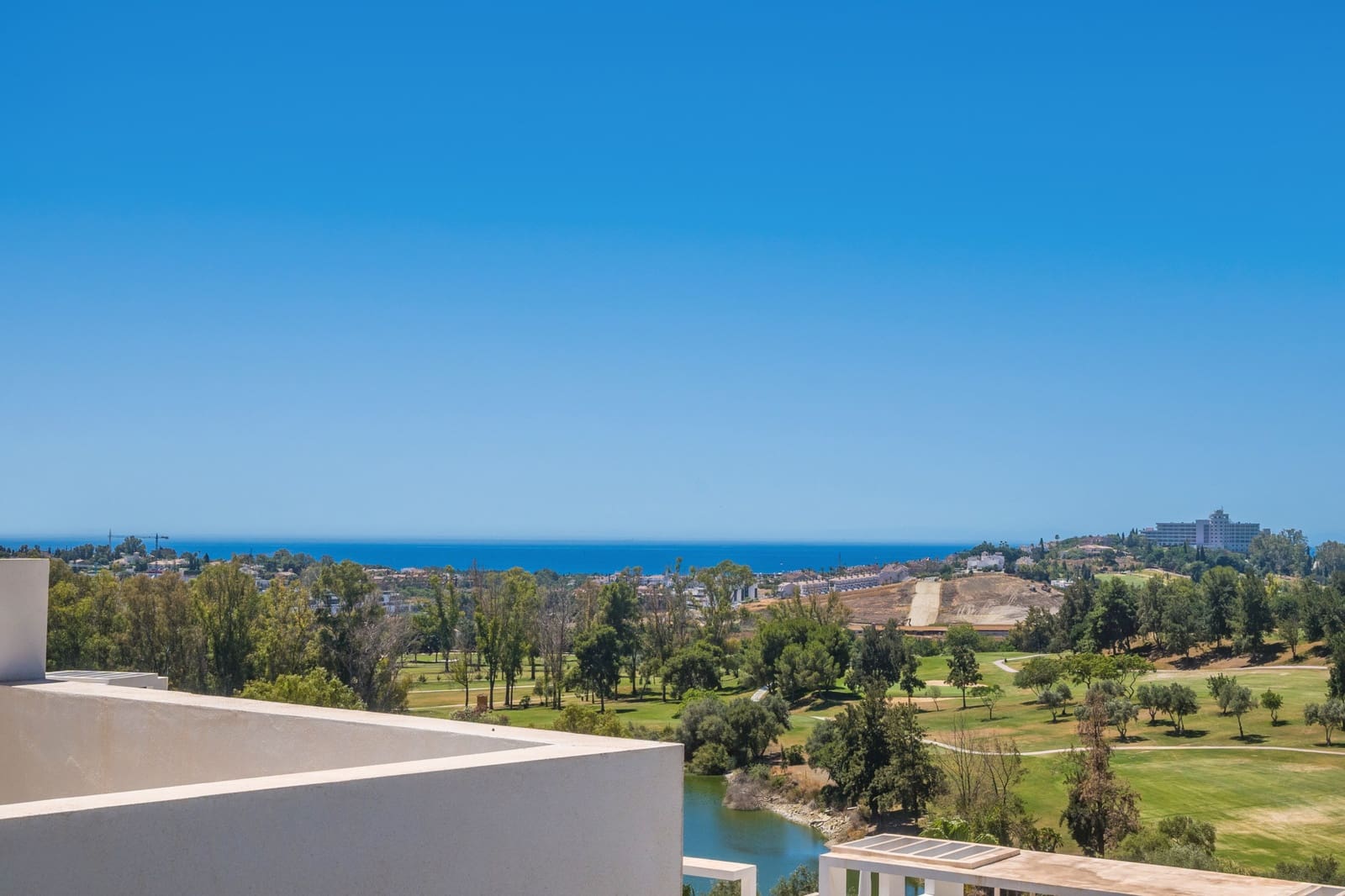 2 bedroom Penthouse for sale in Benahavis with pool garage - € 795,000 (Ref: 9864055)