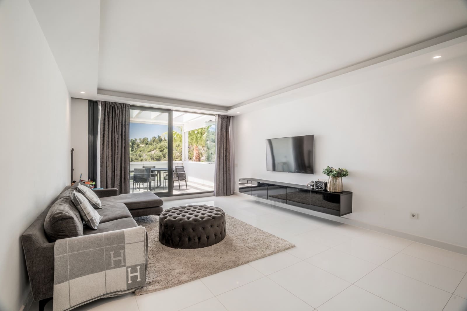 2 bedroom Penthouse for sale in Benahavis with pool garage - € 795,000 (Ref: 9864055)