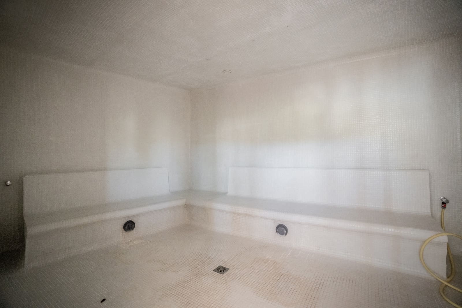 2 bedroom Penthouse for sale in Benahavis with pool garage - € 795,000 (Ref: 9864055)