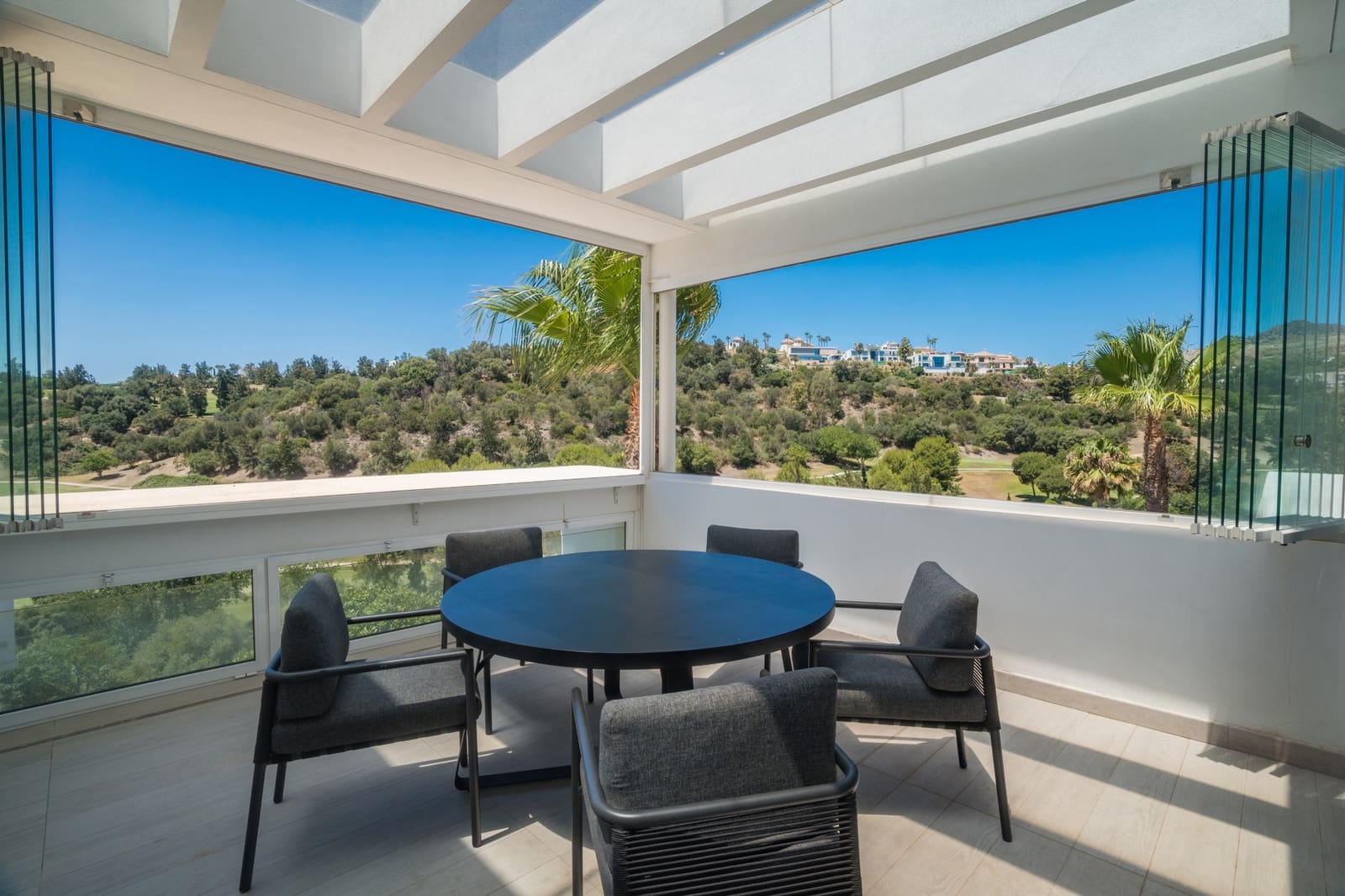 2 bedroom Penthouse for sale in Benahavis with pool garage - € 795,000 (Ref: 9864055)