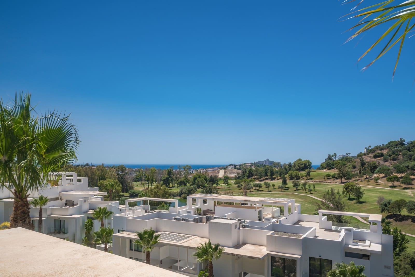 2 bedroom Penthouse for sale in Benahavis with pool garage - € 795,000 (Ref: 9864055)