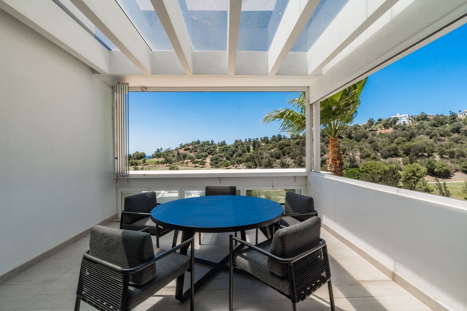 2 bedroom Penthouse for sale in Benahavis with pool garage - € 795,000 (Ref: 9864055)