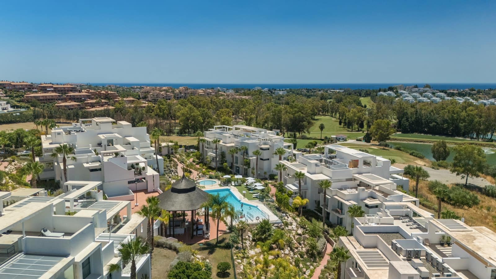 2 bedroom Penthouse for sale in Benahavis with pool garage - € 795,000 (Ref: 9864055)