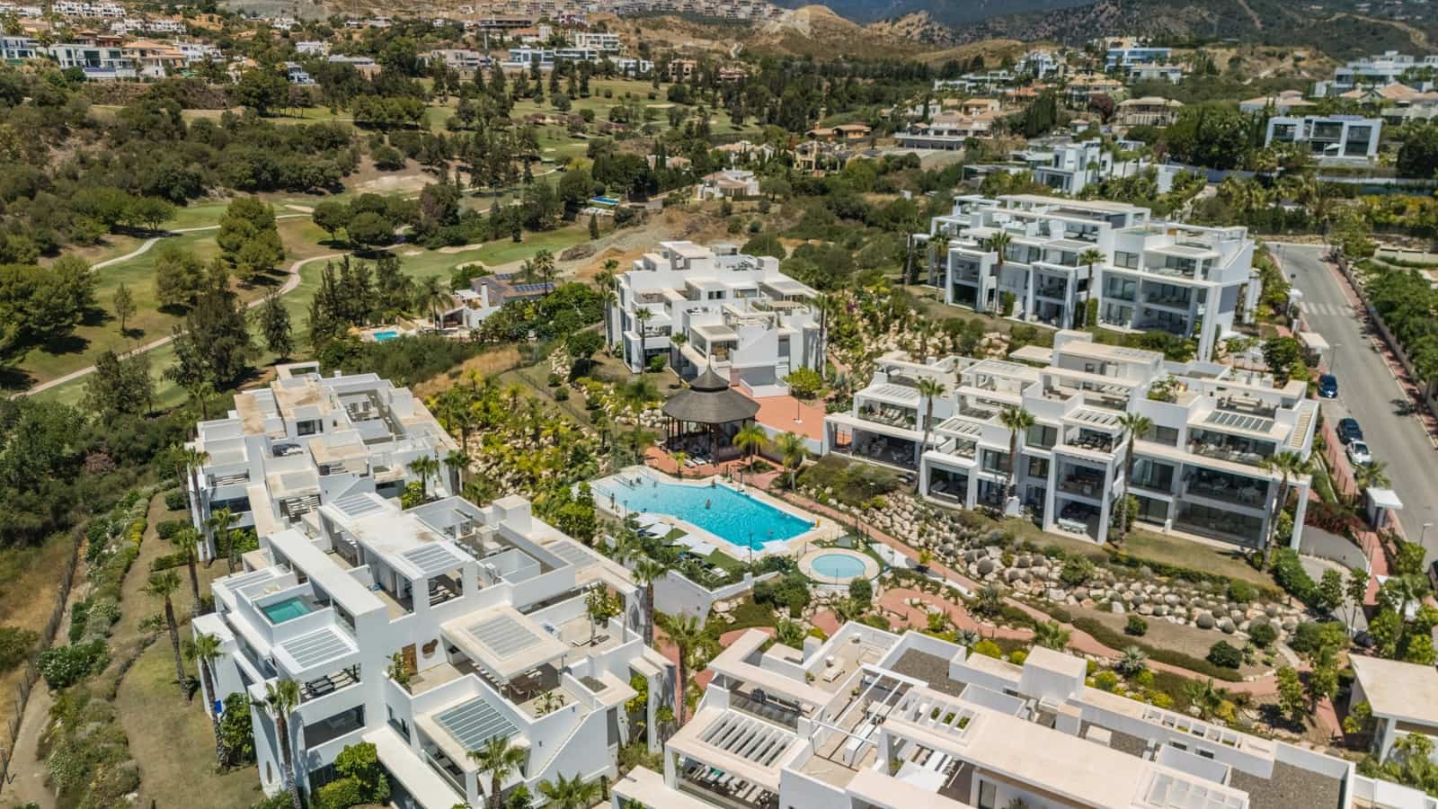 2 bedroom Penthouse for sale in Benahavis with pool garage - € 795,000 (Ref: 9864055)