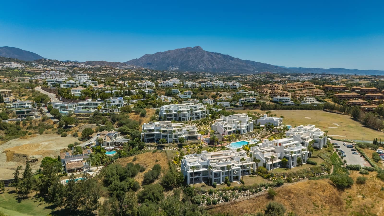 2 bedroom Penthouse for sale in Benahavis with pool garage - € 795,000 (Ref: 9864055)