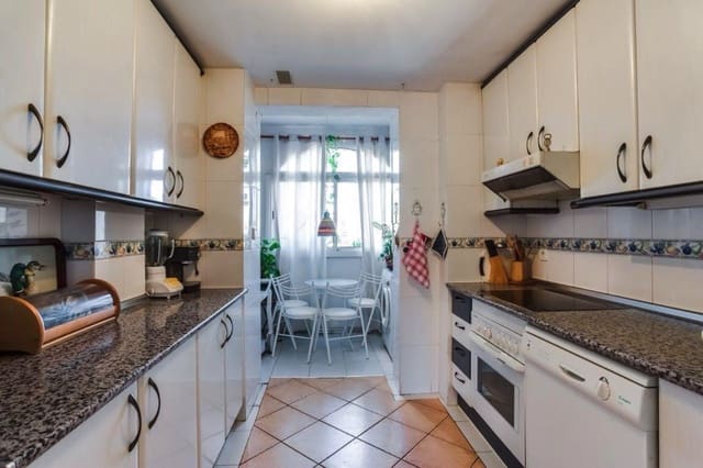 Apartamento de 3 habitaciones en Golden Mile, Marbella en venta con piscina garaje - 925.000 € (Ref: 9880587)