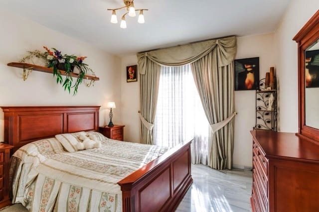 Apartamento de 3 habitaciones en Golden Mile, Marbella en venta con piscina garaje - 925.000 € (Ref: 9880587)