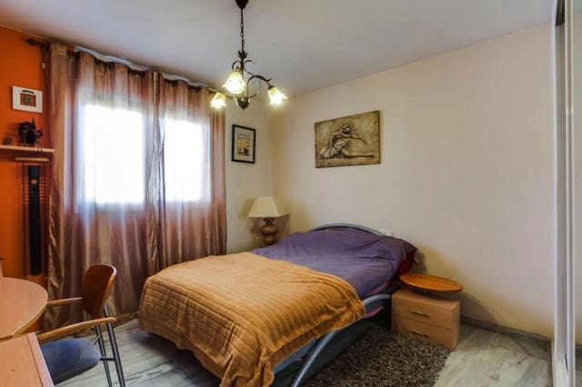 Apartamento de 3 habitaciones en Golden Mile, Marbella en venta con piscina garaje - 925.000 € (Ref: 9880587)