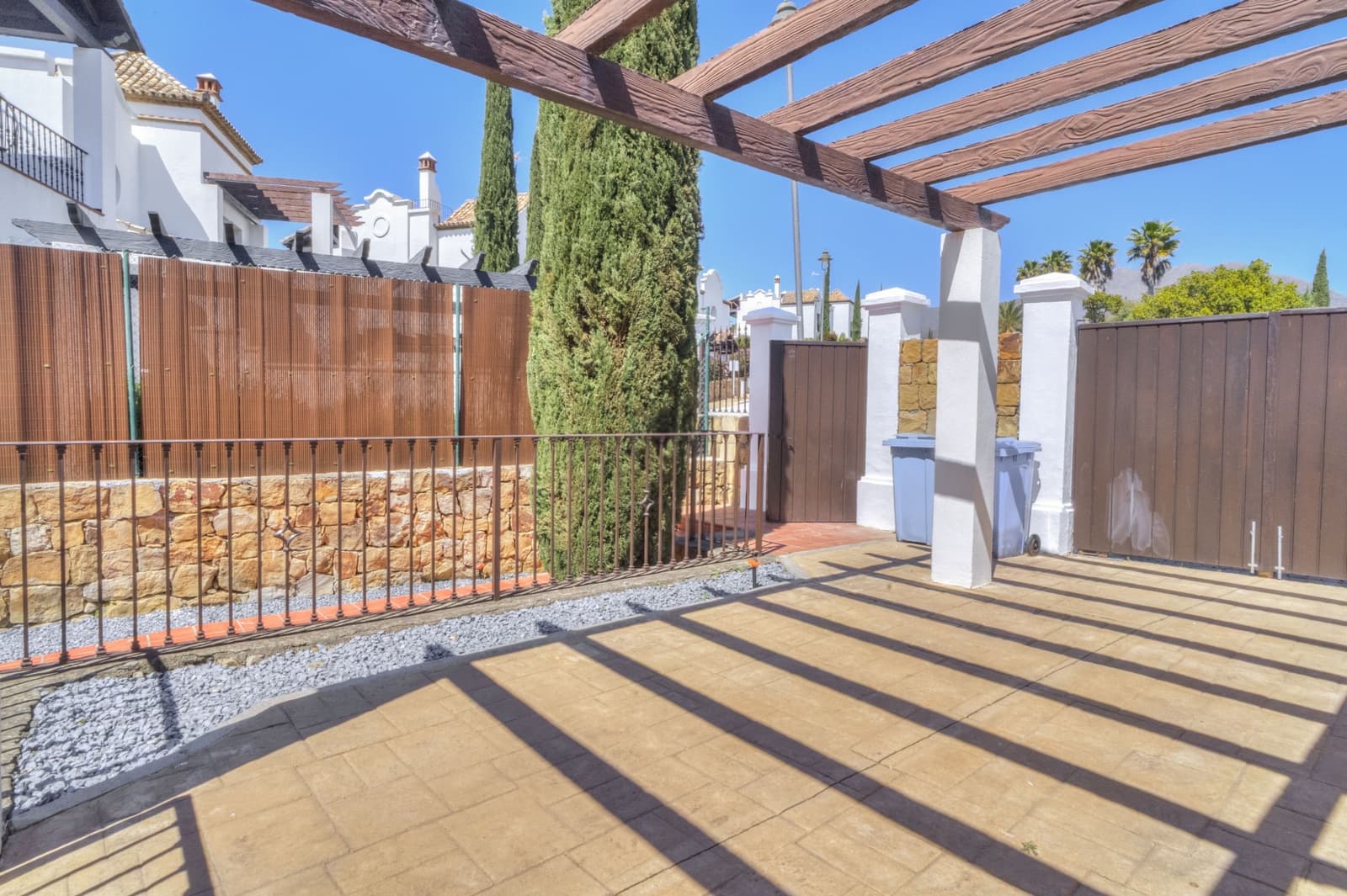 4 soveværelse Semi-Rækkehus til salg i Estepona med garage - € 875.000 (Ref: 9880591)