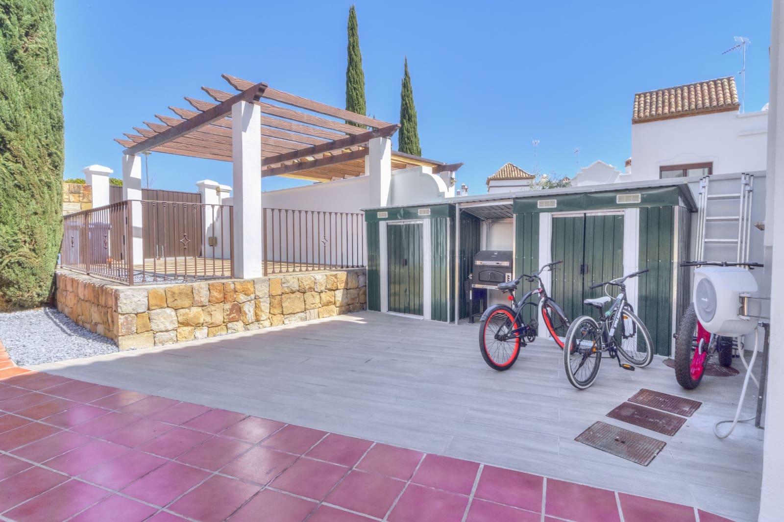 4 soveværelse Semi-Rækkehus til salg i Estepona med garage - € 875.000 (Ref: 9880591)
